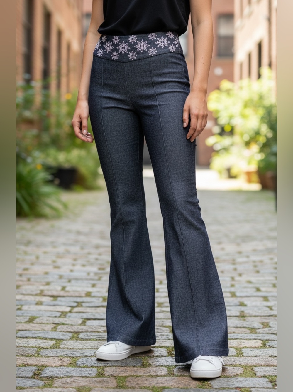 Bebe Flare Jeans Womens 6 Dark Wash Purple Embroidered Starburst Y2K Split Hem